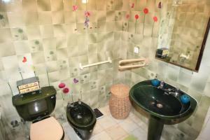 a bathroom with a green sink and a toilet at Casa Formiga RC2 in Porches +13 photos