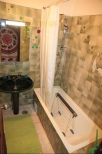 a bathroom with a sink and a shower at Casa Formiga RC2 in Porches