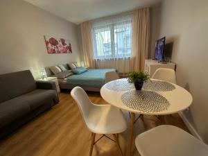 a living room with a table and a couch at Pokoje i Domki Atlantic in Jastrzębia Góra