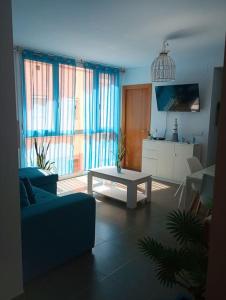 - un salon avec un canapé et une table dans l'établissement Paraíso de la Costa Brava, à Portbou
