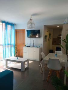 Il comprend un salon avec une table et une cuisine. dans l'établissement Paraíso de la Costa Brava, à Portbou