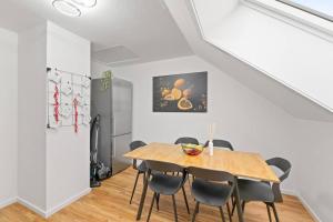a dining room with a wooden table and chairs at W02 Business Apartment für Teams in Wendlingen am Neckar