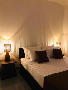 sypialnia z dużym białym łóżkiem z 2 lampami w obiekcie Nature Retreat Galle w mieście Galle