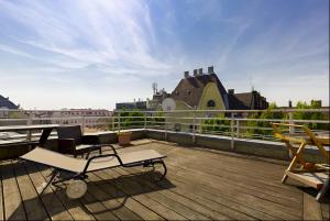 布达佩斯Damati Kft Liszt Ferenc ter Inner City Flat的屋顶上有一张桌子和几把椅子的阳台 更多5张照片