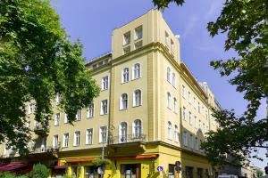 ブダペストにあるLiszt Ferenc Ter Inner-City Flatの黄色の建物