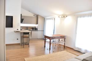 a living room with a table and a kitchen at Il riccio in Lovere