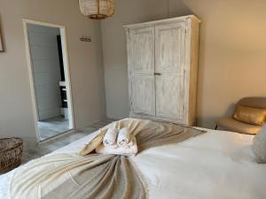 - une chambre avec un lit et 2 serviettes dans l'établissement High Street Apartments, à Zandvoort