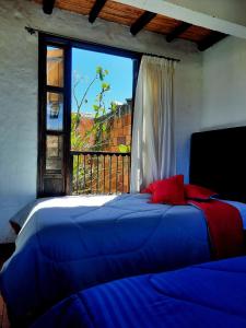 1 dormitorio con cama y ventana con vistas en Hostal Oycate, en Oicatá