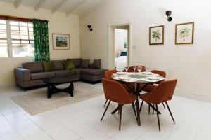 uma sala de estar com uma mesa e um sofá em 2 Bedroom Apartment at Maynards em Saint Peter