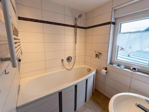 y baño con bañera y lavamanos. en Ferienhaus am Ringweg, en Bad Schandau