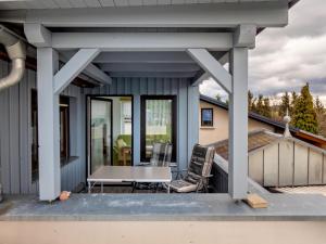 eine Terrasse mit einem Tisch und Stühlen auf einem Haus in der Unterkunft Ferienhaus am Ringweg in Bad Schandau