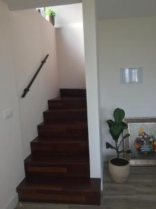 una escalera con una maceta en una habitación en La casita de la abuela en Moaña