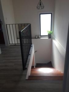Una escalera en una habitación con ventana en La casita de la abuela en Moaña