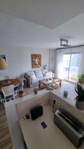 卡尔佩Atico Playa Arenal Calpe的带电视和沙发的客厅 更多20张照片