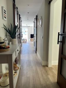 卡尔佩Atico Playa Arenal Calpe的办公室的走廊，铺着木地板，有一条长长的走廊