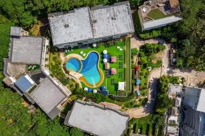 una vista aérea de una piscina con un complejo en Seaview Apartments - Karon Beach, en Ka Rorn