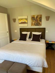 Ένα ή περισσότερα κρεβάτια σε δωμάτιο στο Château de Courmelois Champagne Guest House