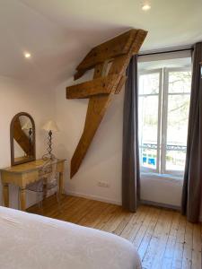 um quarto com uma cama, uma secretária e uma janela em Château de Courmelois Champagne Guest House em Val de Vesle