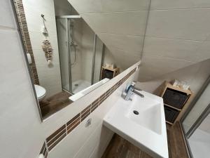 オストゼーバート・ディアーハーゲンにあるK&S Ferienwohnungenのバスルーム(洗面台、鏡付)