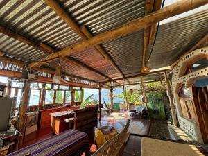 Earthship 3 levels apartment starboard cabin with lake view