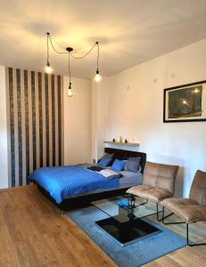 een slaapkamer met een bed en een bank bij Apartments Sandra in Lovran