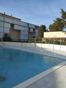uma piscina em frente a um edifício em Appartement T2 Argelès plage em Argelès-sur-Mer