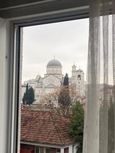 una ventana con vistas a un edificio en Ana’s 2 bedrooms lovely flat en Podgorica