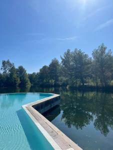 een zwembad in het midden van een meer bij One Palm in Grimaud