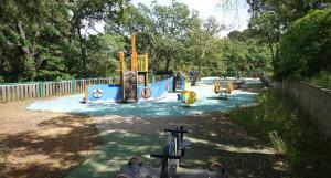 een speeltuin in een park met speeltoestellen bij One Palm in Grimaud