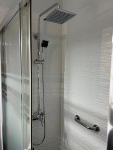 una doccia con porta in vetro in bagno di Apartamento Villa Caracol a Cunit