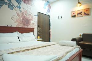 um quarto com uma cama e uma cadeira em AC Queen Room Near Wipro Circle Gachibowli em Hyderabad