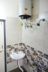 uma casa de banho com um lavatório e um chuveiro em AC Queen Room Near Wipro Circle Gachibowli em Hyderabad