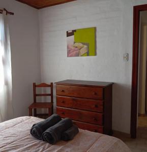 1 dormitorio con 1 cama con cómoda y silla en Departamento con jardín Centro Luján de Cuyo en Luján de Cuyo