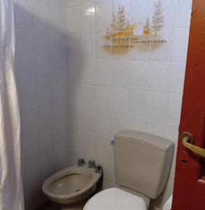 y baño con aseo y lavamanos. en Departamento con jardín Centro Luján de Cuyo en Luján de Cuyo