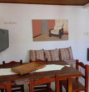 comedor con mesa y sofá en Departamento con jardín Centro Luján de Cuyo en Luján de Cuyo