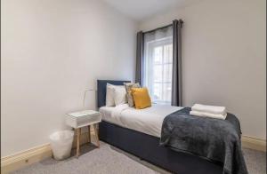 una camera con letto e finestra di Luxury 2 bedroom house near Mayfair - Entire Home a Londra