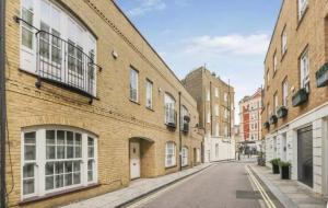 una strada vuota in un vecchio edificio di mattoni di Luxury 2 bedroom house near Mayfair - Entire Home a Londra
