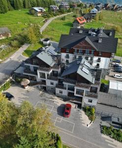 an overhead view of a building with a parking lot at Kompleks Tawerna Vito - Apartamenty Vito in Czorsztyn