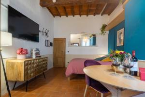 una camera con un letto e un tavolo con bicchieri da vino di Ardiglione Flat a Firenze