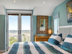 Blue Waters في ويماوث: غرفة نوم مع سرير وإطلالة على المحيط