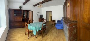 Μια τηλεόραση ή/και κέντρο ψυχαγωγίας στο Appartement 5 pièces à 15 minutes du lac du Der