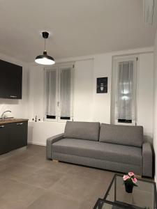 a living room with a couch and a tv at Appartamento Duomo-Porta Romana in Milan