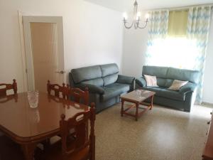 sala de estar con sofá y mesa en Vivienda Turística en Jédula, en Jedula