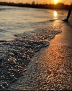 a beach with the tide coming in at Sunset w obiekcie Luxury Villa Bali Al Gouna Hurgh w mieście Hurghada