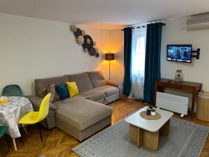 - un salon avec un canapé et une table dans l'établissement Beatrix Suites, à Budva