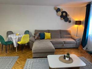 sala de estar con sofá y mesa en Beatrix Suites, en Budva