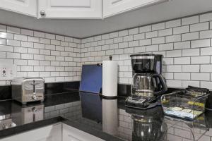 Kuchyňa alebo kuchynka v ubytovaní 1BR Calm, Cozy & Furnished Apt in Hyde Park - Windermere 402