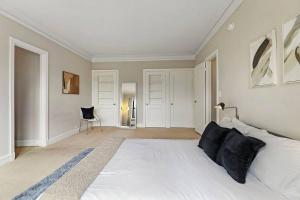 מיטה או מיטות בחדר ב-1BR Calm, Cozy & Furnished Apt in Hyde Park - Windermere 402