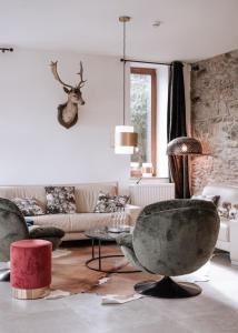 un soggiorno con divano e sedie di Villa Madona a Tellin