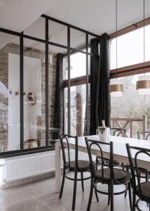 una sala da pranzo con tavolo, sedie e finestre di Villa Madona a Tellin